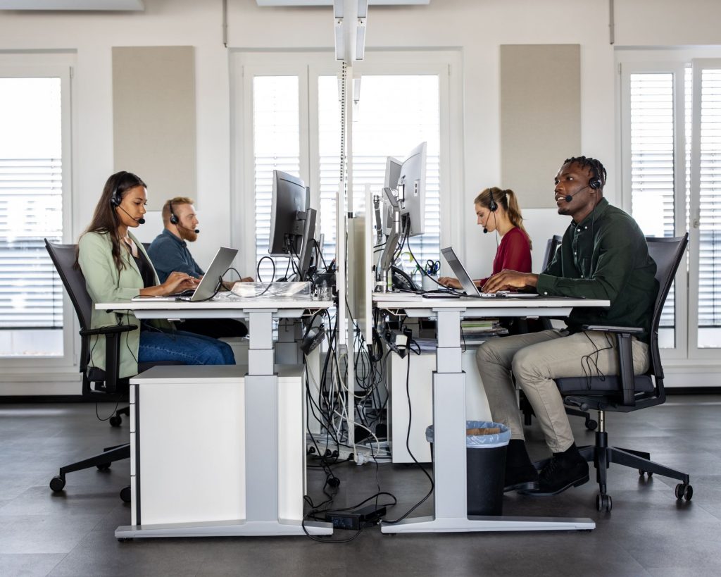 Employés travaillant dans les bureaux d'un centre d'affaires