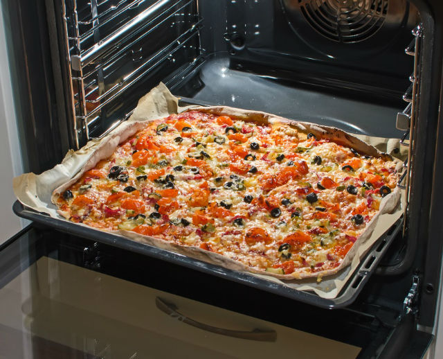 Une bonne pizza maison entre amis : une bonne alternative au restaurant !